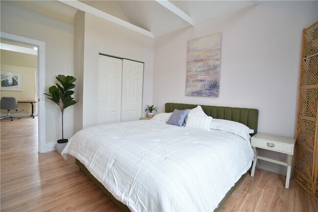 Building Photo - 2331 Edgemere Dr