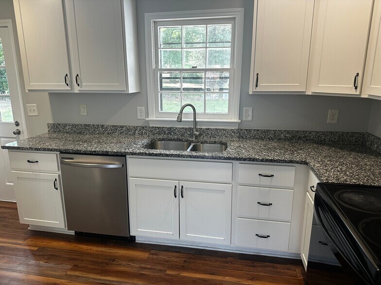 Building Photo - 806 Peeler St