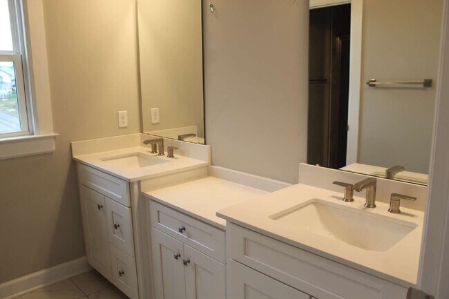 Building Photo - Exquisite 3-Bed Townhouse in Moon Township with Scenic Views & Modern Finishes!