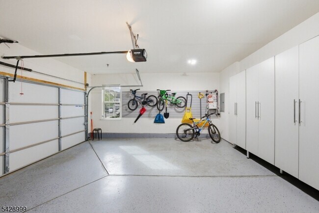 Building Photo - 19 Dahlia Dr
