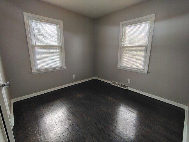 Building Photo - 912 Hayes Ave