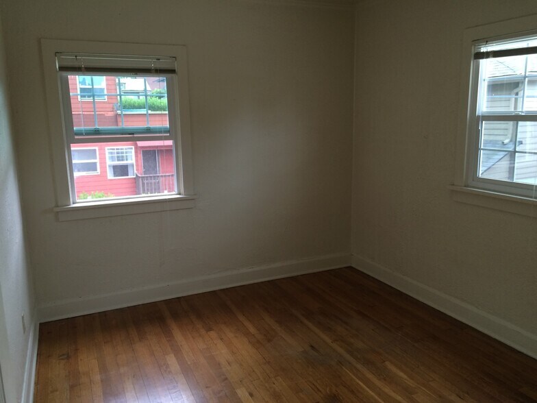 Building Photo - 3087 SE Ankeny St