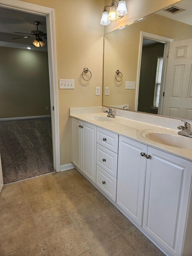 Building Photo - 450 Lory Ln