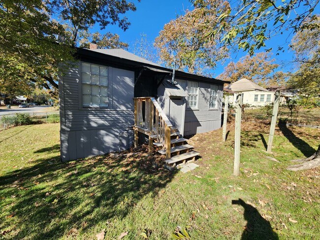 Building Photo - 923 Abigail St