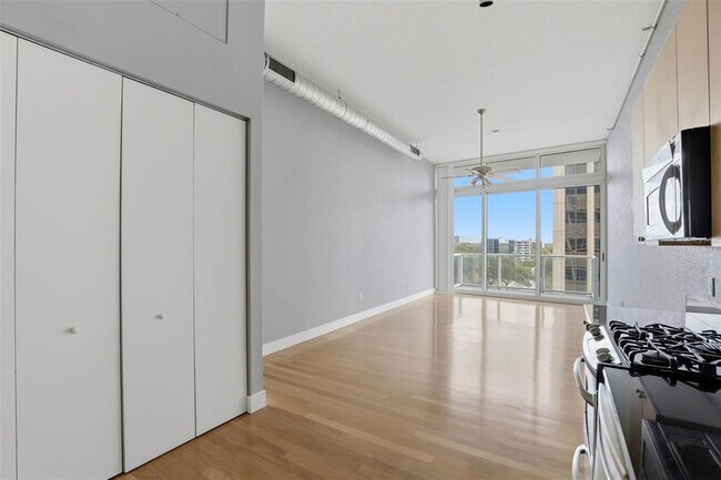 Building Photo - 150 E Robinson St