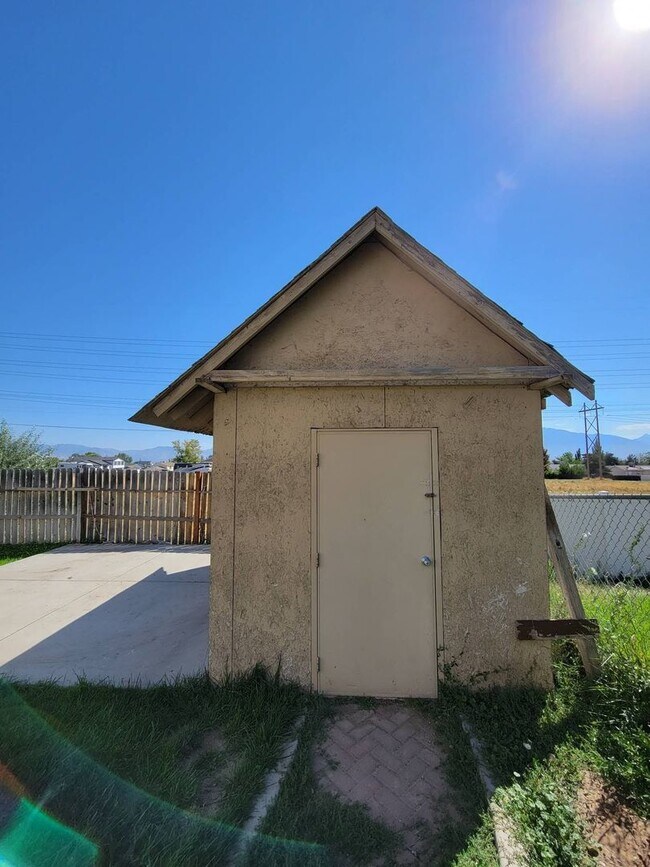 Building Photo - Newly Renovated 3 Bed 2 Bath Home in Kearns!!!