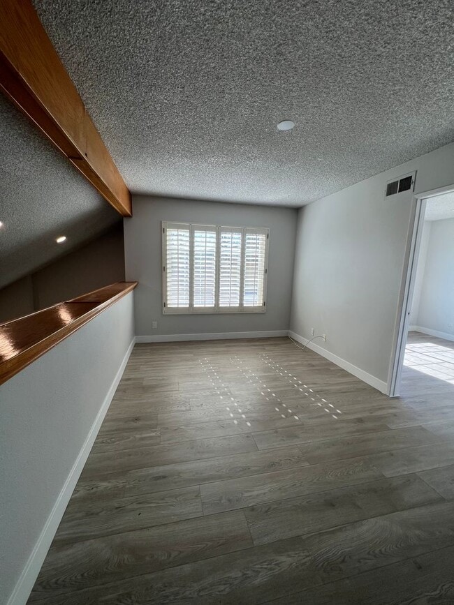 Building Photo - 4 bedroom + loft, 2 1/2 bath - 2 story home in central Simi