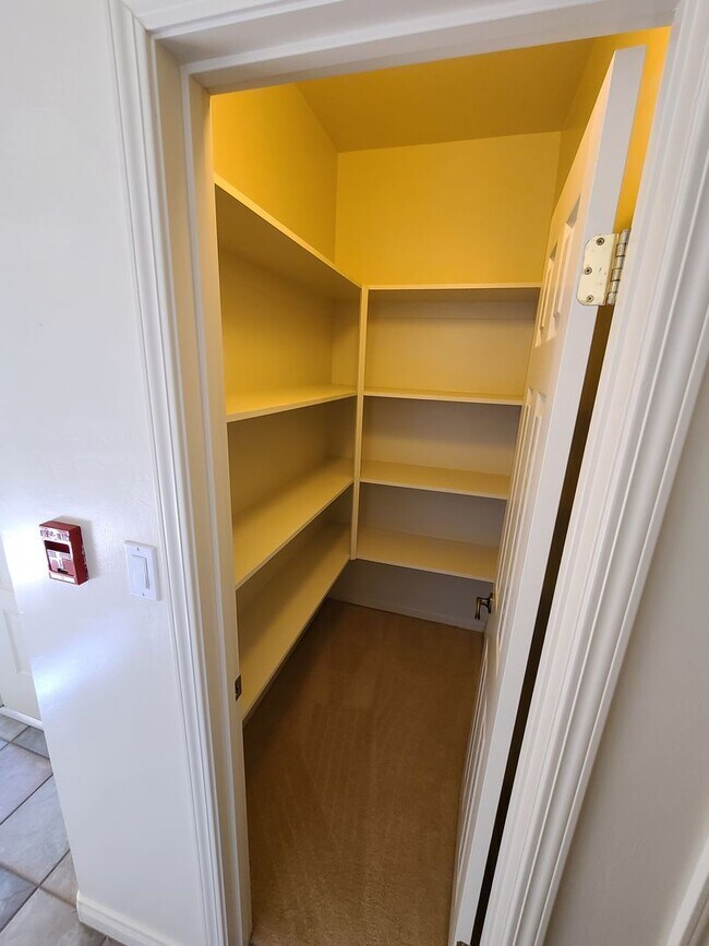 Building Photo - 4/2 bathroom located close to schools, sho...