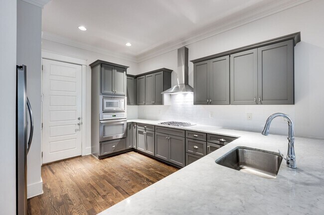 Building Photo - Stunning 4BE/3.5BA home in the heart of Green Hills!