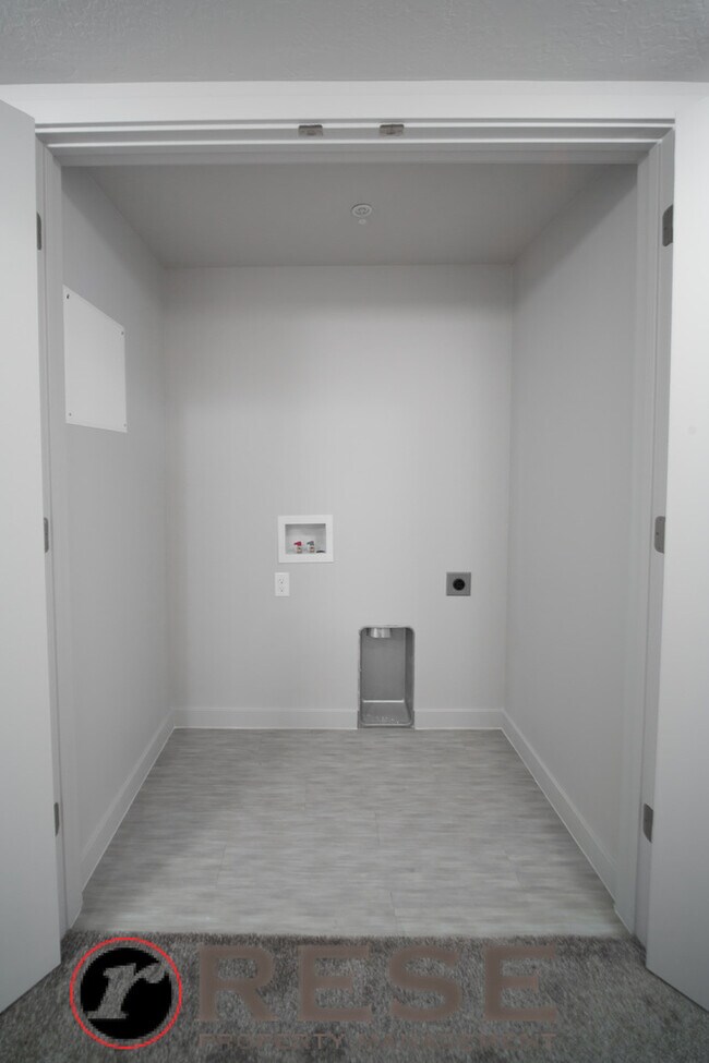 Building Photo - Beautiful Modern Orem Condo w free interne...