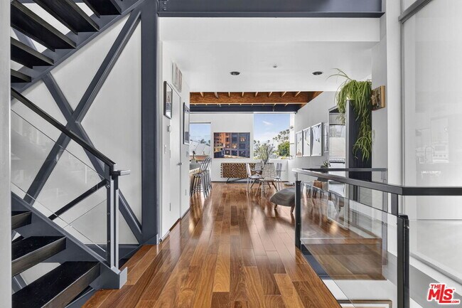 Building Photo - 2120 Narcissus Ct