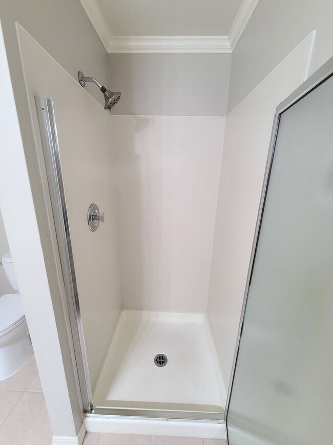 Building Photo - 2Bd/2Ba Spacious Bellevue Condo - W/S/G & ...