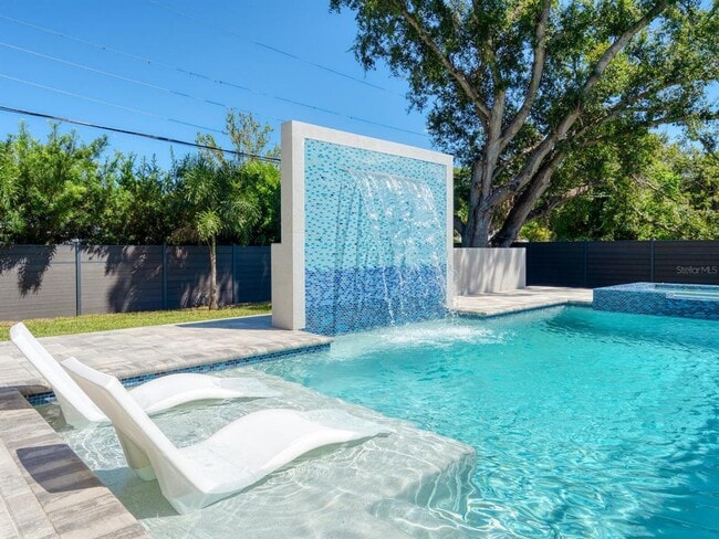 Building Photo - 2467 Hyde Park St