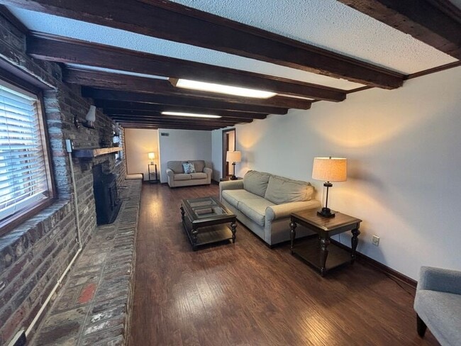 Building Photo - 720 Riverland Dr