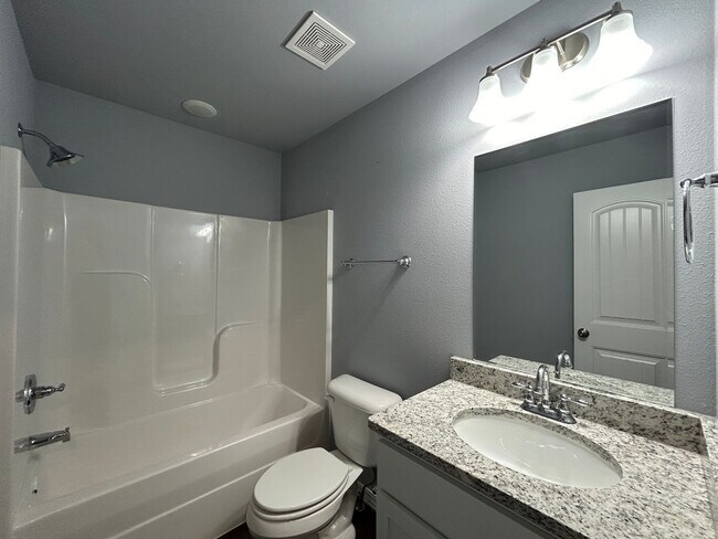 Building Photo - Townhouse with Garage - Minutes from Downt...