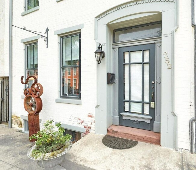 Building Photo - Beautiful 3 Bedroom, 1 Bath Colonial Home ...