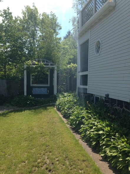 Building Photo - 422 N 9th Ave W