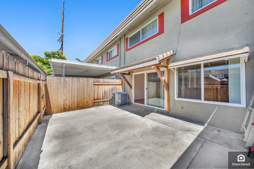 Building Photo - 4739 Larwin Ave