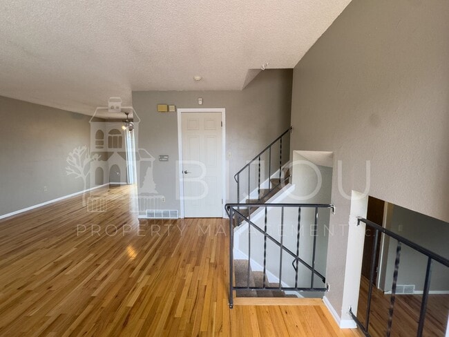 Building Photo - Conveniently Located Tri-Level