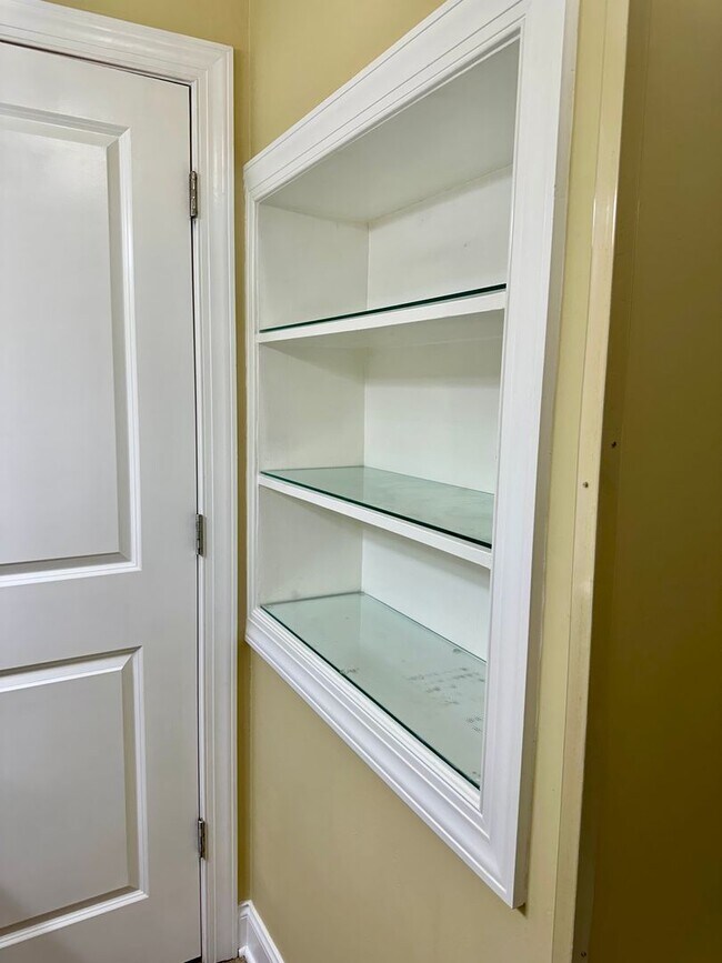 Building Photo - 3  bedroom 1.5 bath now available in Oolte...