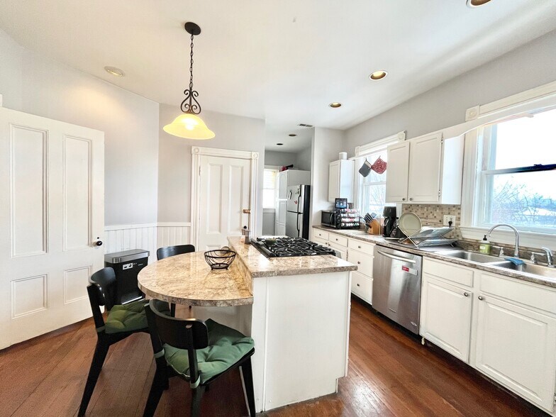 Building Photo - 140 Cedar St