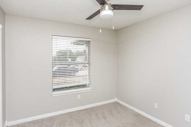 Building Photo - 2114 High Bluff Dr