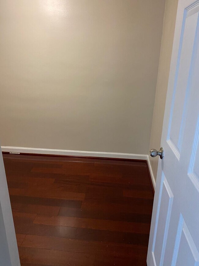 Building Photo - 1 Bedroom Condo With Den