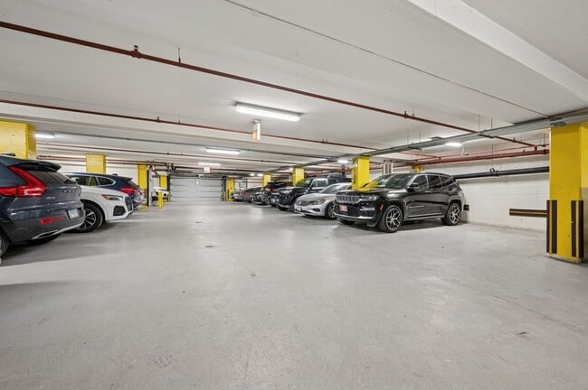 Building Photo - 2130 N Lincoln Park W