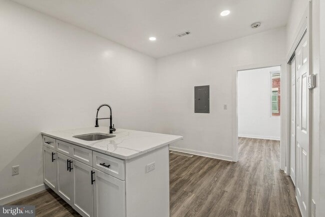 Building Photo - 1332 W Toronto St