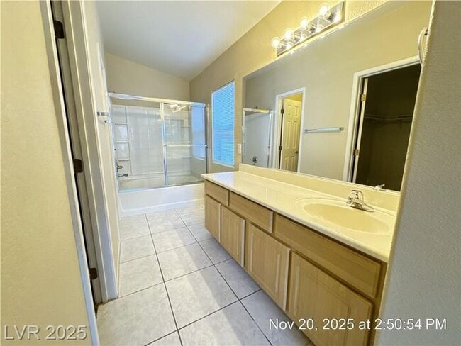 Building Photo - Fantastic SE townhome in a gated community!