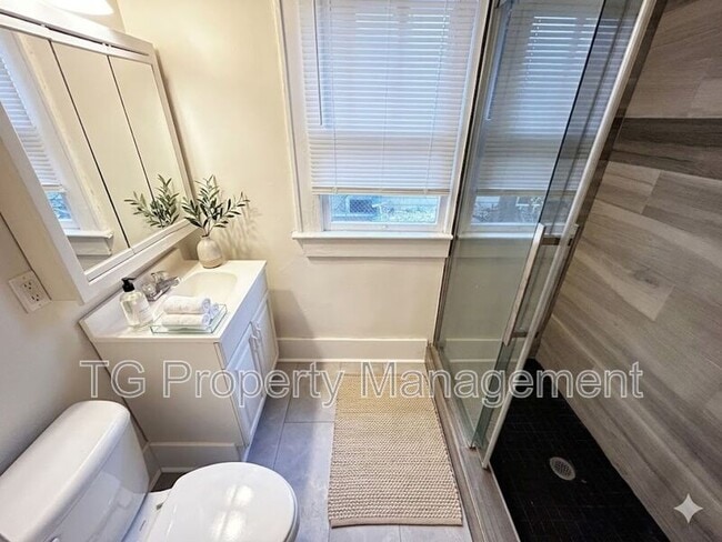 Building Photo - 2561 Rosselle St