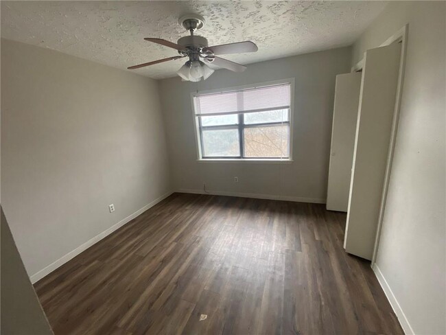 Building Photo - 906 N LBJ Dr