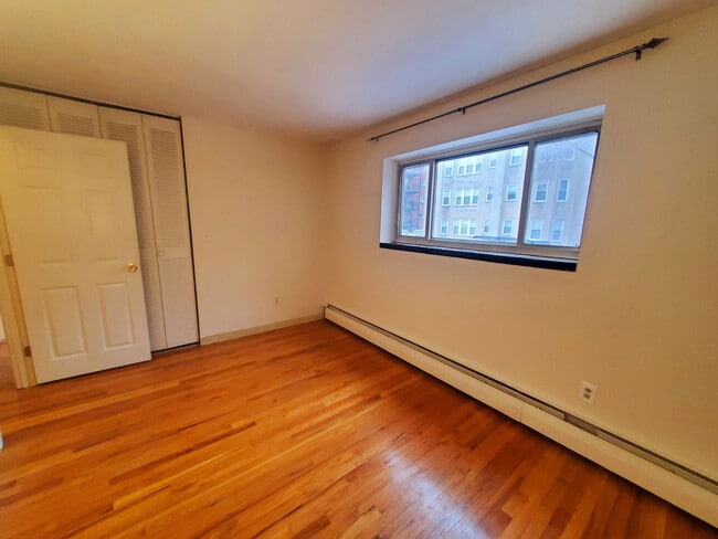 Building Photo - 245 Kelton St