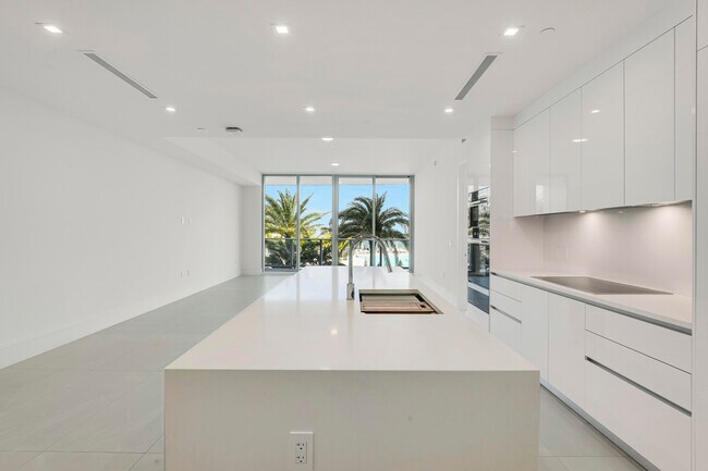 Building Photo - 220 Lake Shore Dr