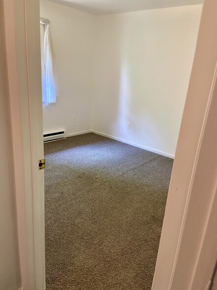 Second bedroom overlooking backyard - 2710 S 2nd St