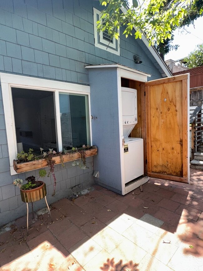 Building Photo - Charming 2-Bed, 1-Bath Apartment with Priv...