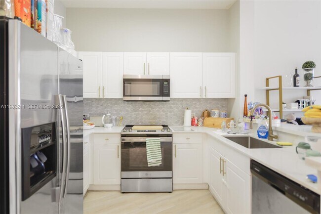 Building Photo - 19501 W Country Club Dr