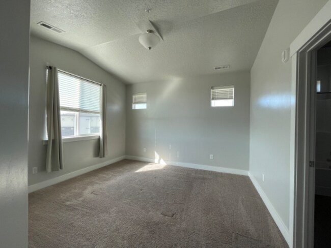 Building Photo - 761 N 260 W