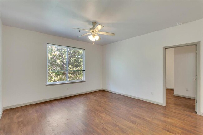 Building Photo - 1011 N LBJ Dr