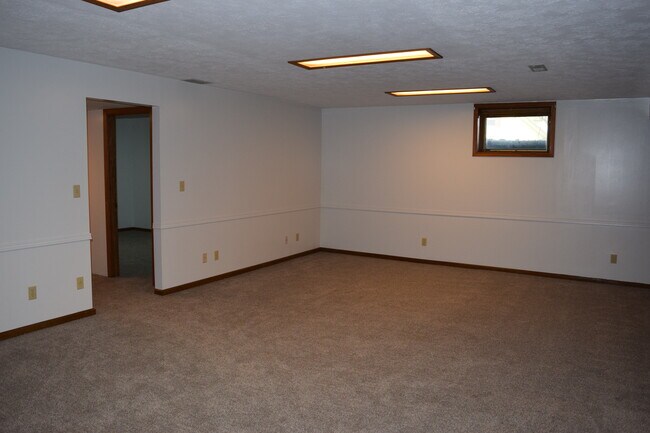 Building Photo - 2210 Skyline Dr