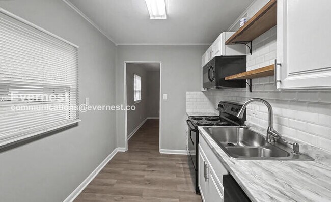 Building Photo - 2 Bed, 1 Bath Home with Fenced Yard / Available Now!