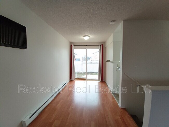 Building Photo - 704 E Bridgeport Ave