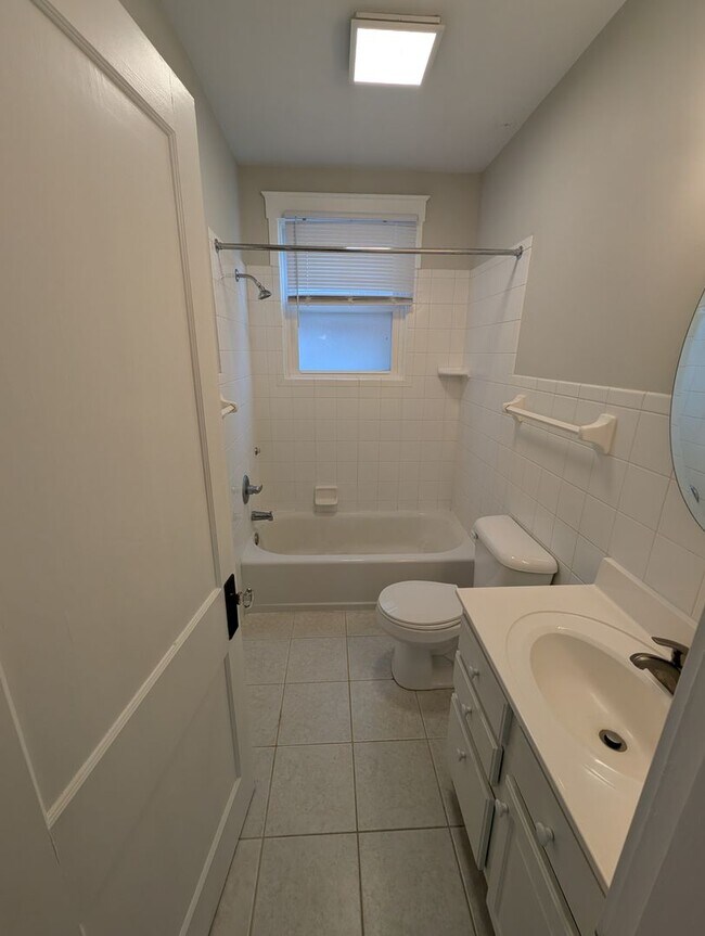 Building Photo - 3827 Millsbrae Ave