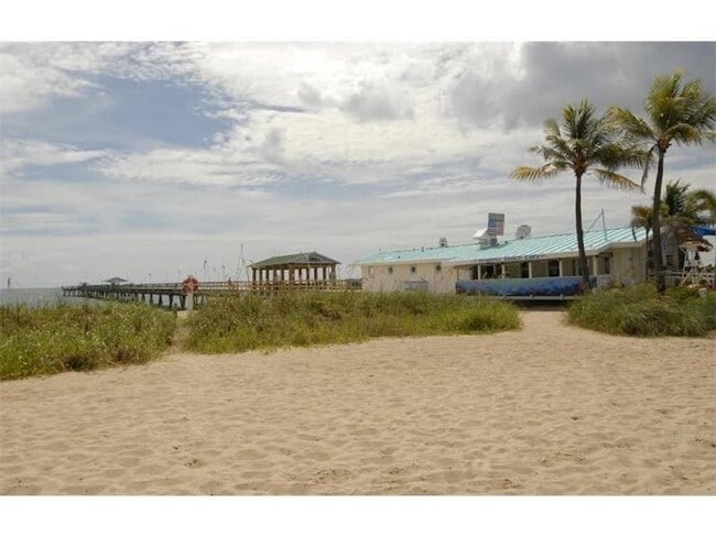 Building Photo - 4445 El Mar Dr