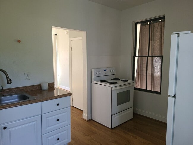 Building Photo - 1 bedroom Historic Cottage half Block from Canal