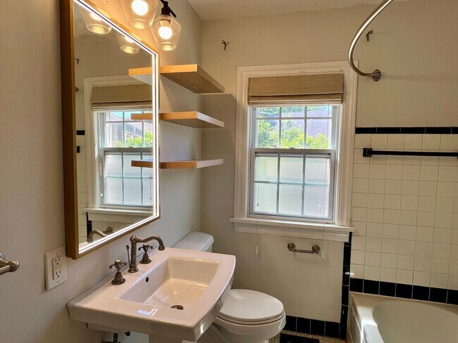 Building Photo - Super Cute 2 Bedroom 1 Bath!!