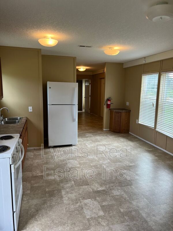 Building Photo - 8086 Heck Dr