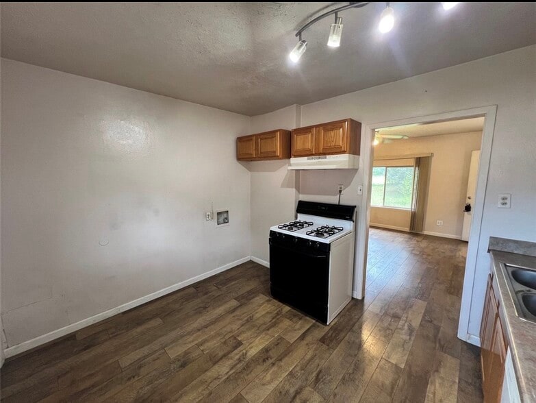 Building Photo - 600 Lake Dr