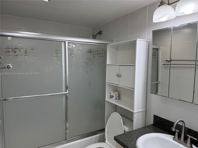 Building Photo - 405 S Pine Island Rd