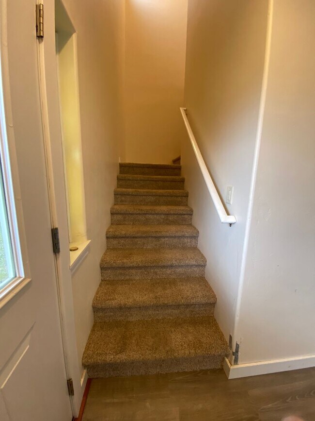 Building Photo - Spacious  3 bedroom 2.5 bathroom townhouse